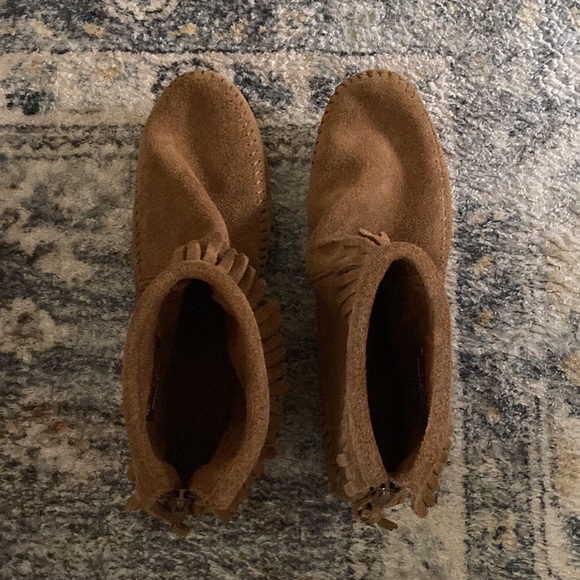 Fringe Minnetonka Moccasins Boots Booties Brown Suede Leather Fall Flats - Picture 4 of 8